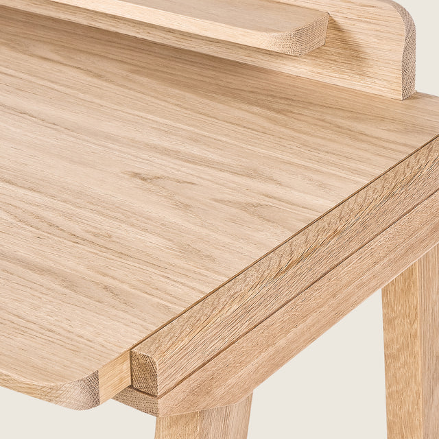 minimalist desk